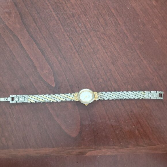 Vintage Sarah Coventr Quartz Womens Watch With Silver & Gold-Tone Metal Bracelet - Picture 2 of 5